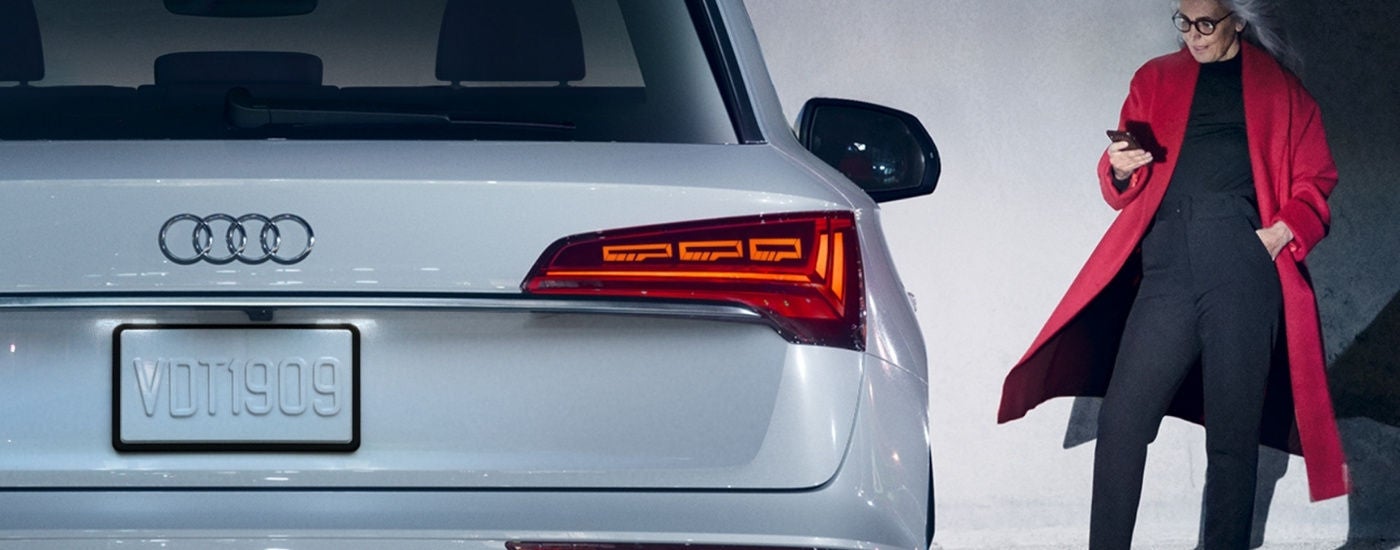 Passenger side taillight on a silver 2024 Audi Q5.
